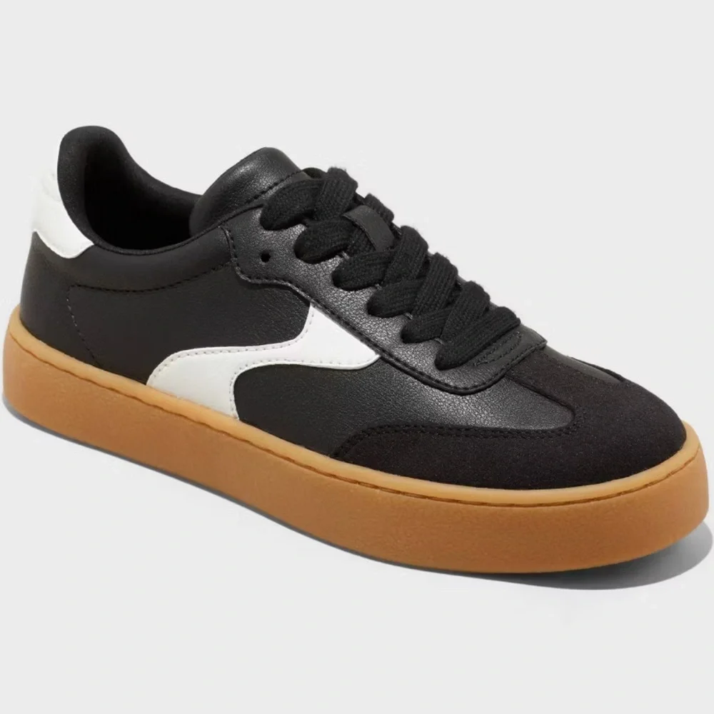 Like New Wild Fable Black and White Sneakers